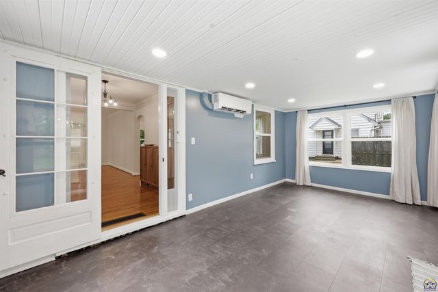 1215 SW Collins AVE, Topeka, KS 66604