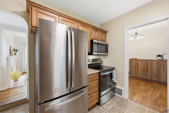 1215 SW Collins AVE, Topeka, KS 66604