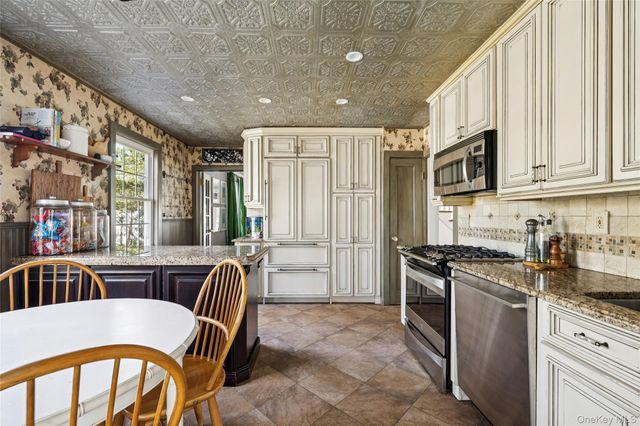 198 Pidgeon Hill Road, South Huntington, NY 11746