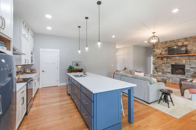1125 Honeysuckle Street, Lowell, AR 72745