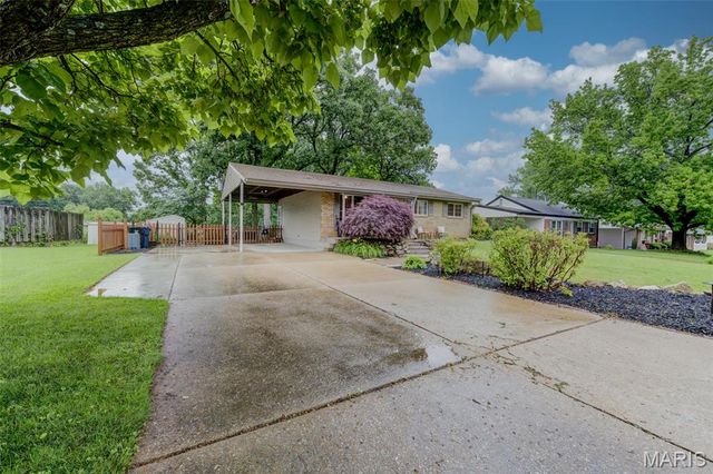 2127 Gladiator Drive, Fenton, MO 63026