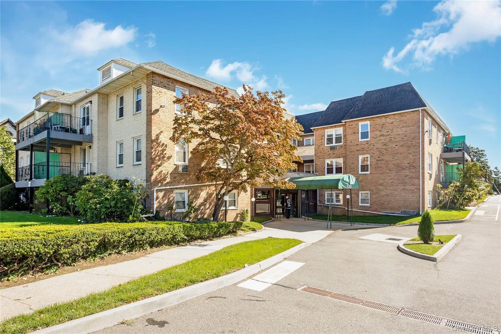 570 Broadway B11, Lynbrook, NY 11563 — exterior