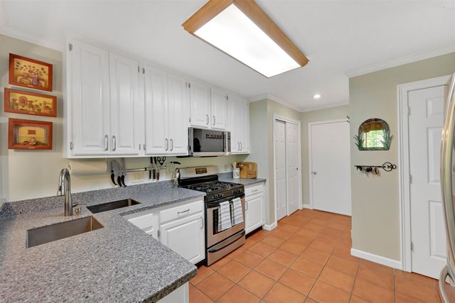 29 Lake Forest Drive, Burlington, VT 05401
