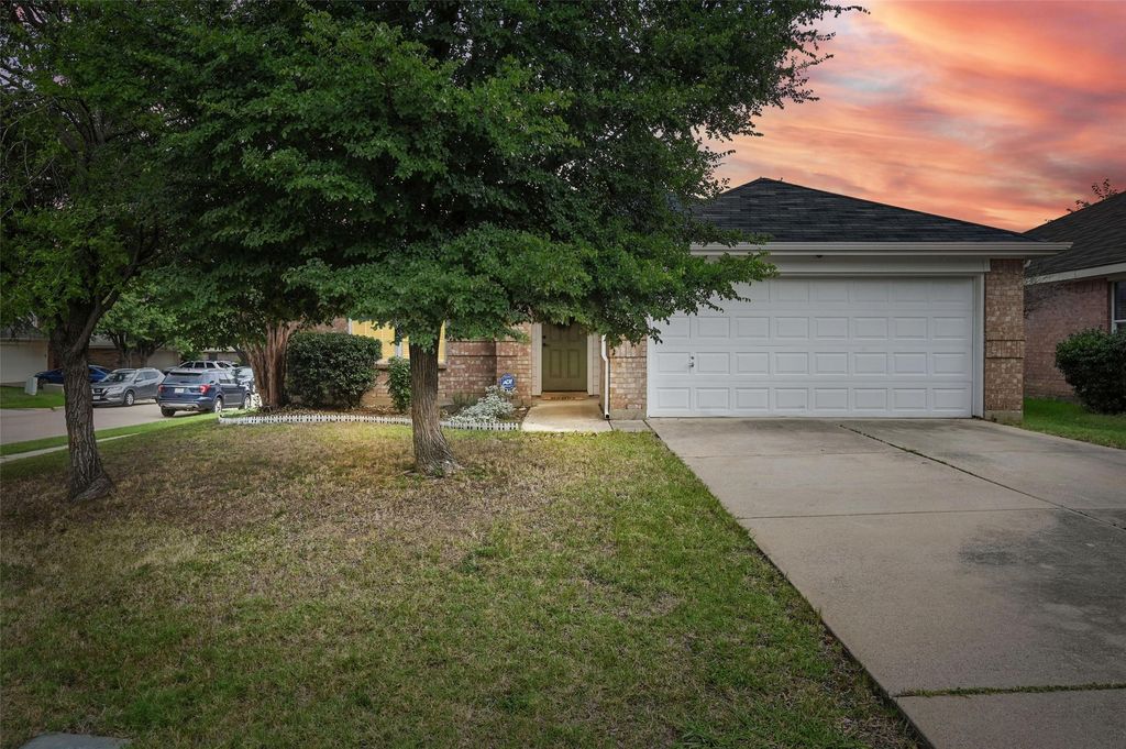 11824 Ponderosa Pine Drive, Fort Worth, TX 76244