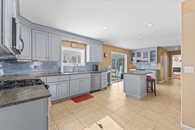 19 Dubois Drive, South Burlington, VT 05403