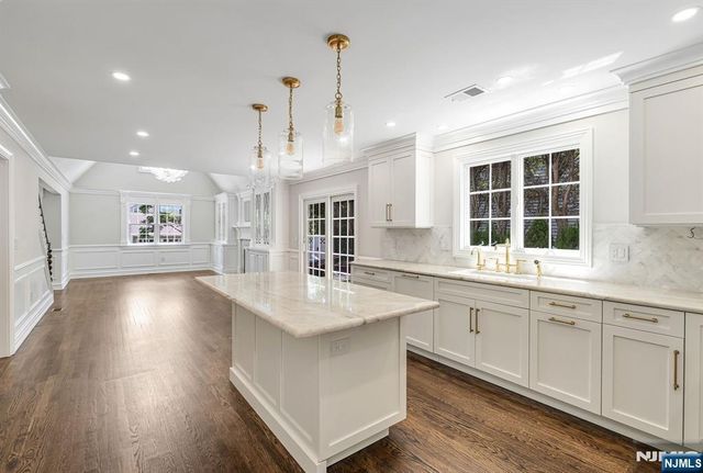 11 Carlton Avenue, Ho-ho-kus, NJ 07423