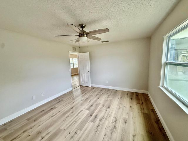 520 NW Azalea Avenue, Port St Lucie, FL 34983