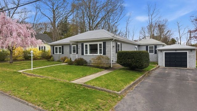 89 Lexington Ave, Dartmouth, MA 02747