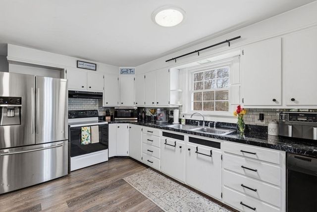 89 Lexington Ave, Dartmouth, MA 02747