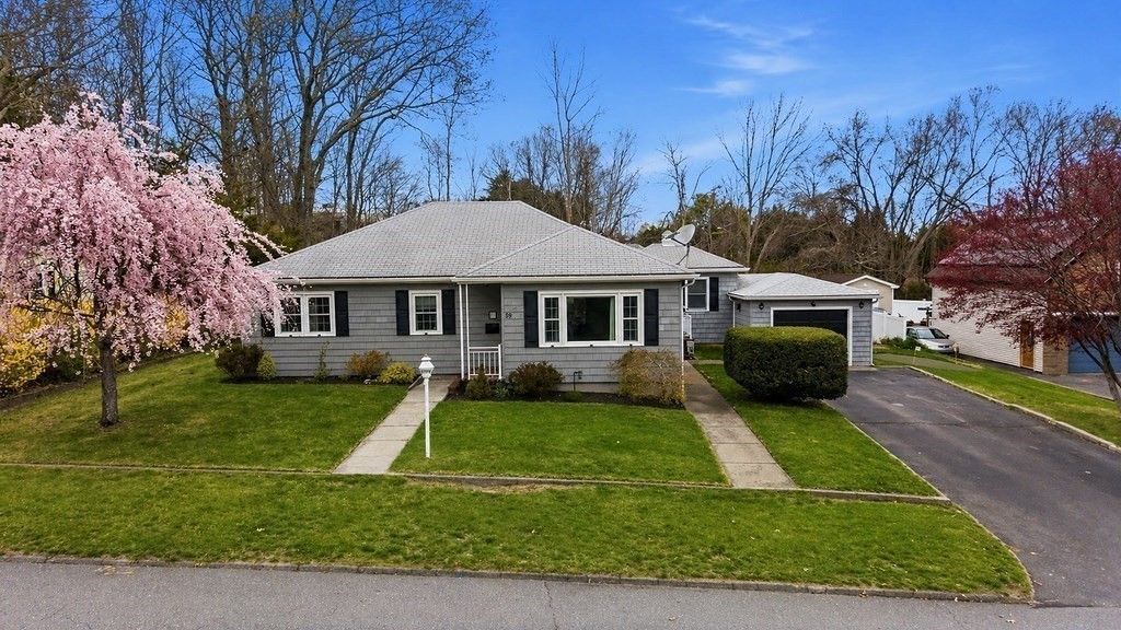 89 Lexington Ave, Dartmouth, MA 02747