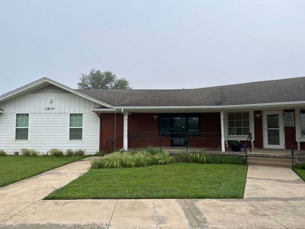 1910 W Henderson Street, Cleburne, TX 76033 — exterior