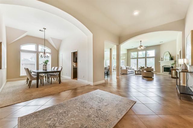 4039 N Creekmont Drive, Fresno, TX 77545