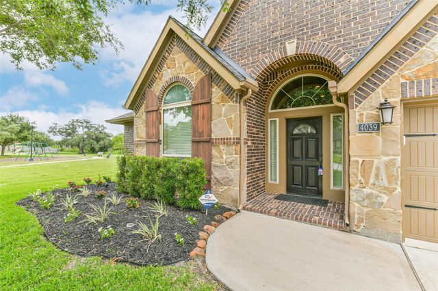 4039 N Creekmont Drive, Fresno, TX 77545
