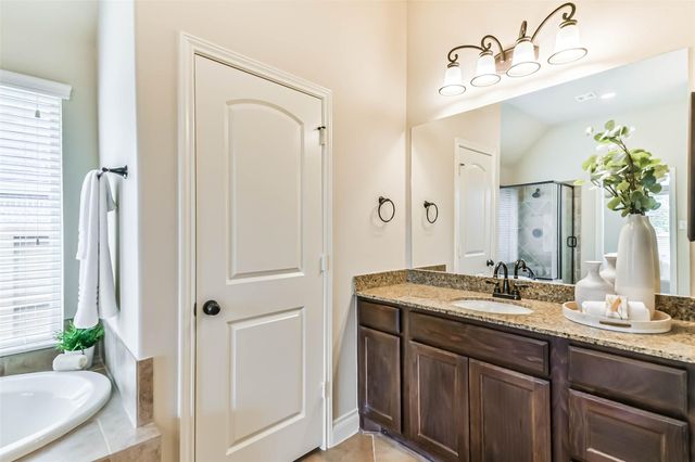4039 N Creekmont Drive, Fresno, TX 77545