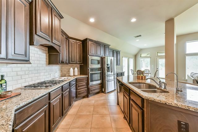 4039 N Creekmont Drive, Fresno, TX 77545