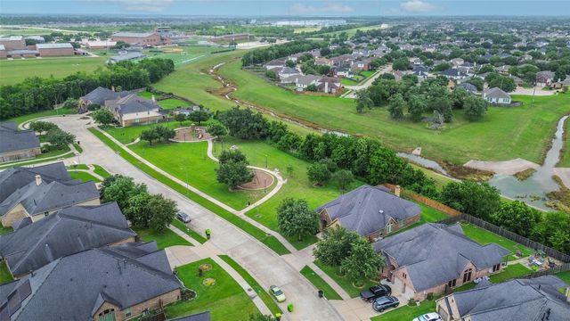 4039 N Creekmont Drive, Fresno, TX 77545