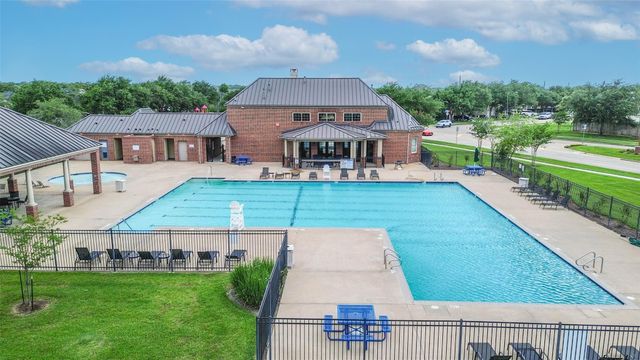 4039 N Creekmont Drive, Fresno, TX 77545
