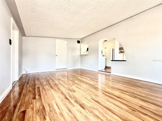 10862 VILLAGE GREEN AVENUE, Seminole, FL 33772