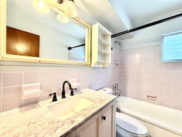 10862 VILLAGE GREEN AVENUE, Seminole, FL 33772
