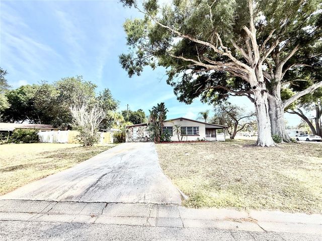10862 VILLAGE GREEN AVENUE, Seminole, FL 33772