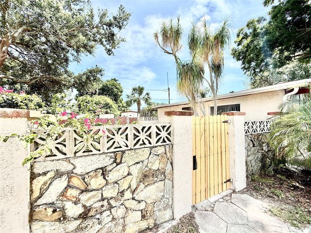 10862 VILLAGE GREEN AVENUE, Seminole, FL 33772
