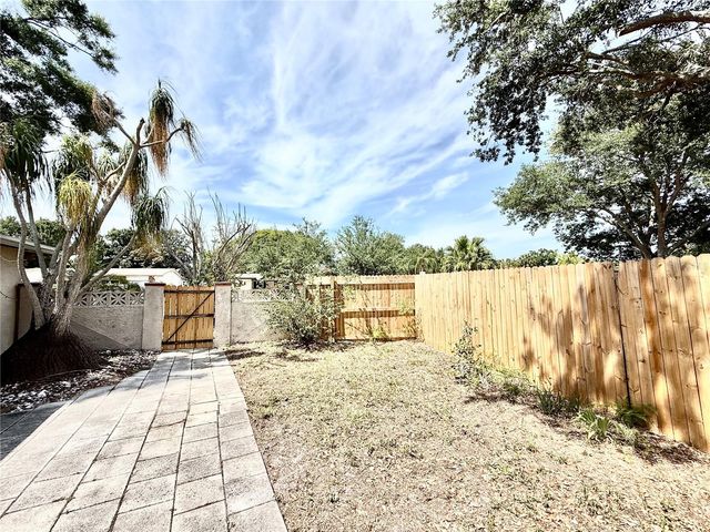10862 VILLAGE GREEN AVENUE, Seminole, FL 33772