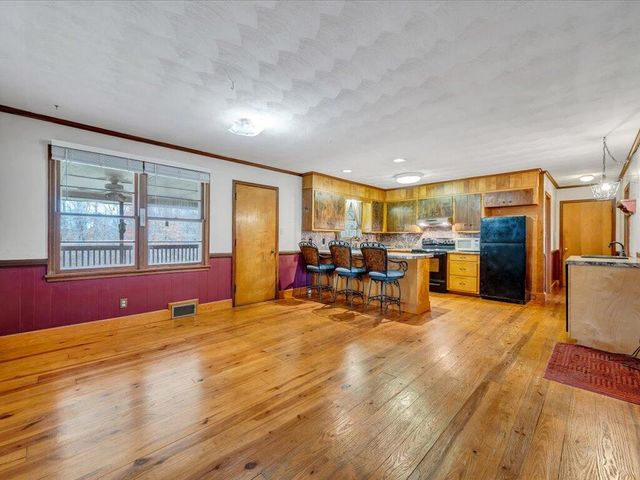 800 Orchard DR, Bassett, VA 24055