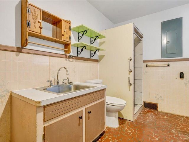 800 Orchard DR, Bassett, VA 24055