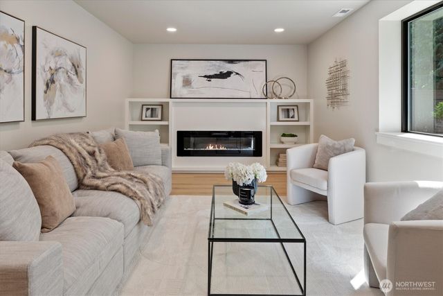 2425 NW Oakcrest Drive, Issaquah, WA 98027