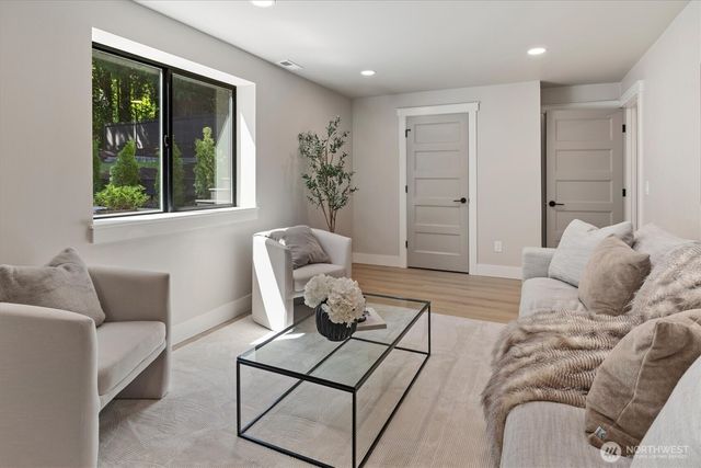 2425 NW Oakcrest Drive, Issaquah, WA 98027