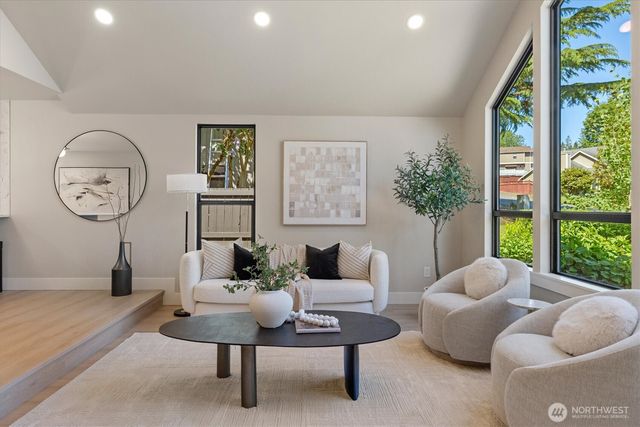 2425 NW Oakcrest Drive, Issaquah, WA 98027