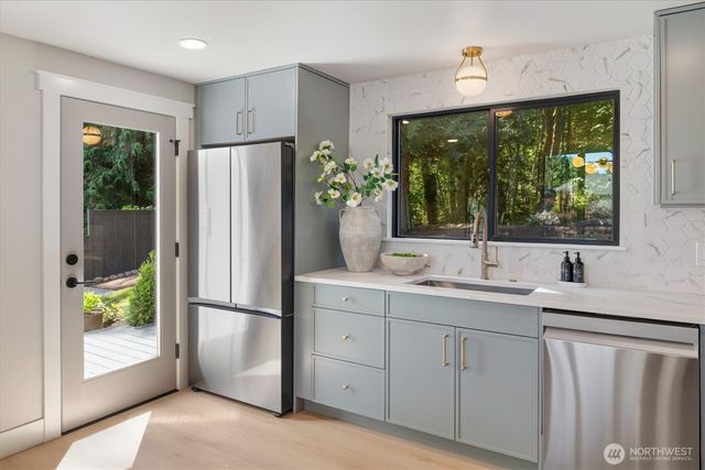 2425 NW Oakcrest Drive, Issaquah, WA 98027