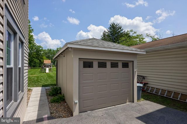 137 N CHARLOTTE ST, Manheim, PA 17545