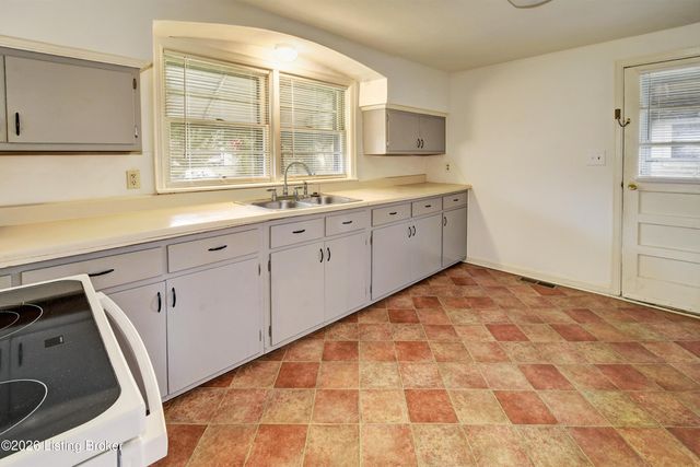 10103 Caldwell Dr, Jeffersontown, KY 40299