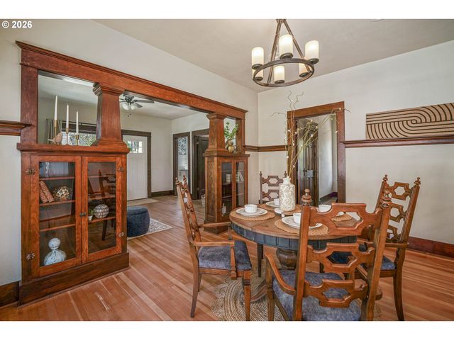 241 MILL St, Silverton, OR 97381