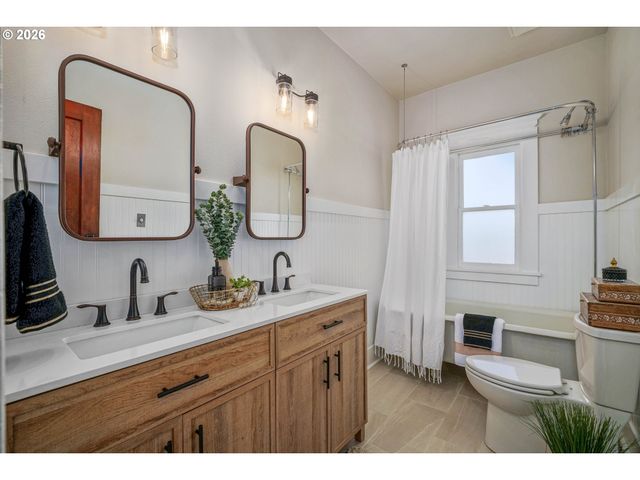 241 MILL St, Silverton, OR 97381