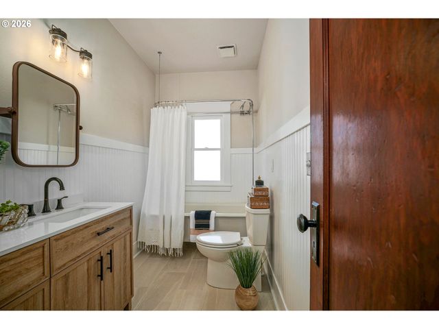 241 MILL St, Silverton, OR 97381