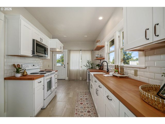 241 MILL St, Silverton, OR 97381