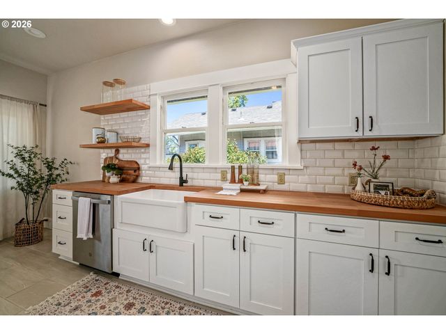 241 MILL St, Silverton, OR 97381