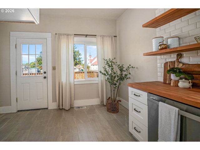 241 MILL St, Silverton, OR 97381