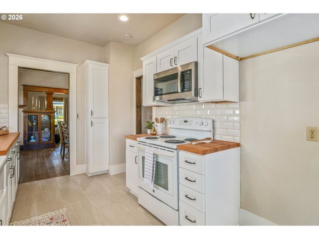 241 MILL St, Silverton, OR 97381