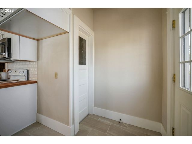 241 MILL St, Silverton, OR 97381