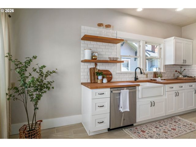 241 MILL St, Silverton, OR 97381