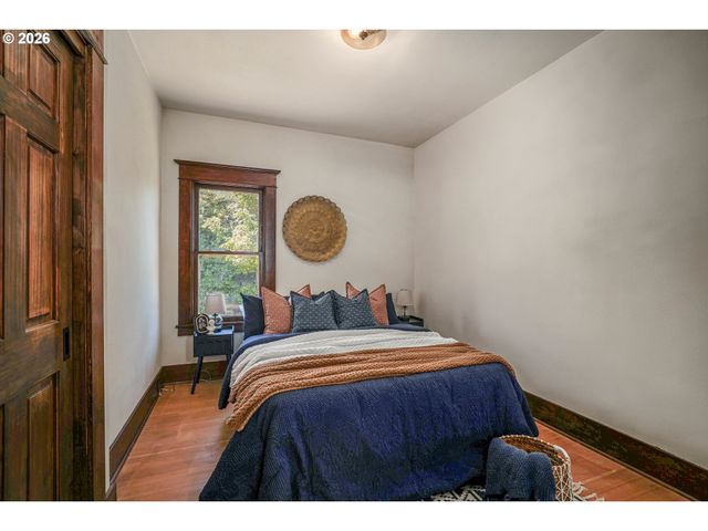 241 MILL St, Silverton, OR 97381