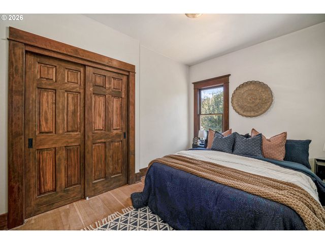 241 MILL St, Silverton, OR 97381