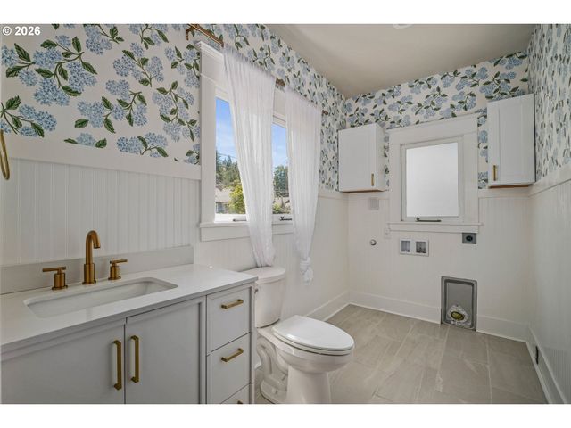 241 MILL St, Silverton, OR 97381