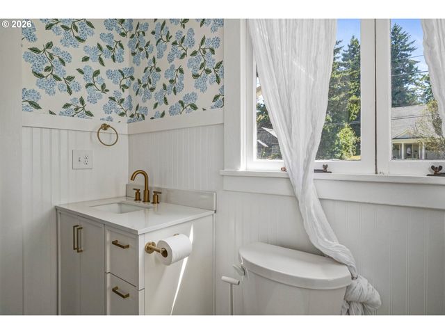241 MILL St, Silverton, OR 97381