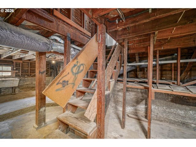 241 MILL St, Silverton, OR 97381