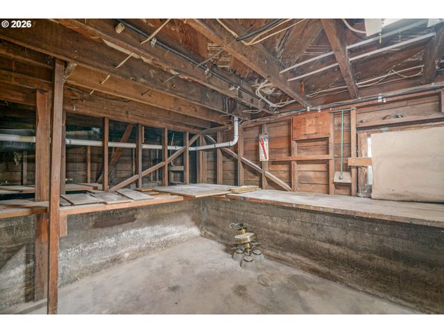 241 MILL St, Silverton, OR 97381