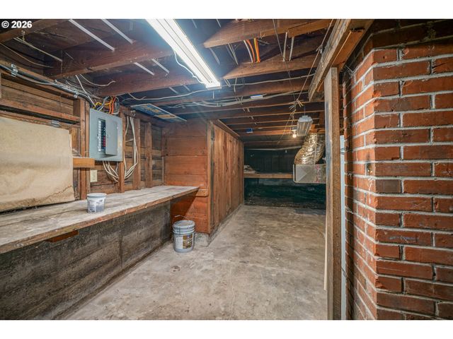 241 MILL St, Silverton, OR 97381